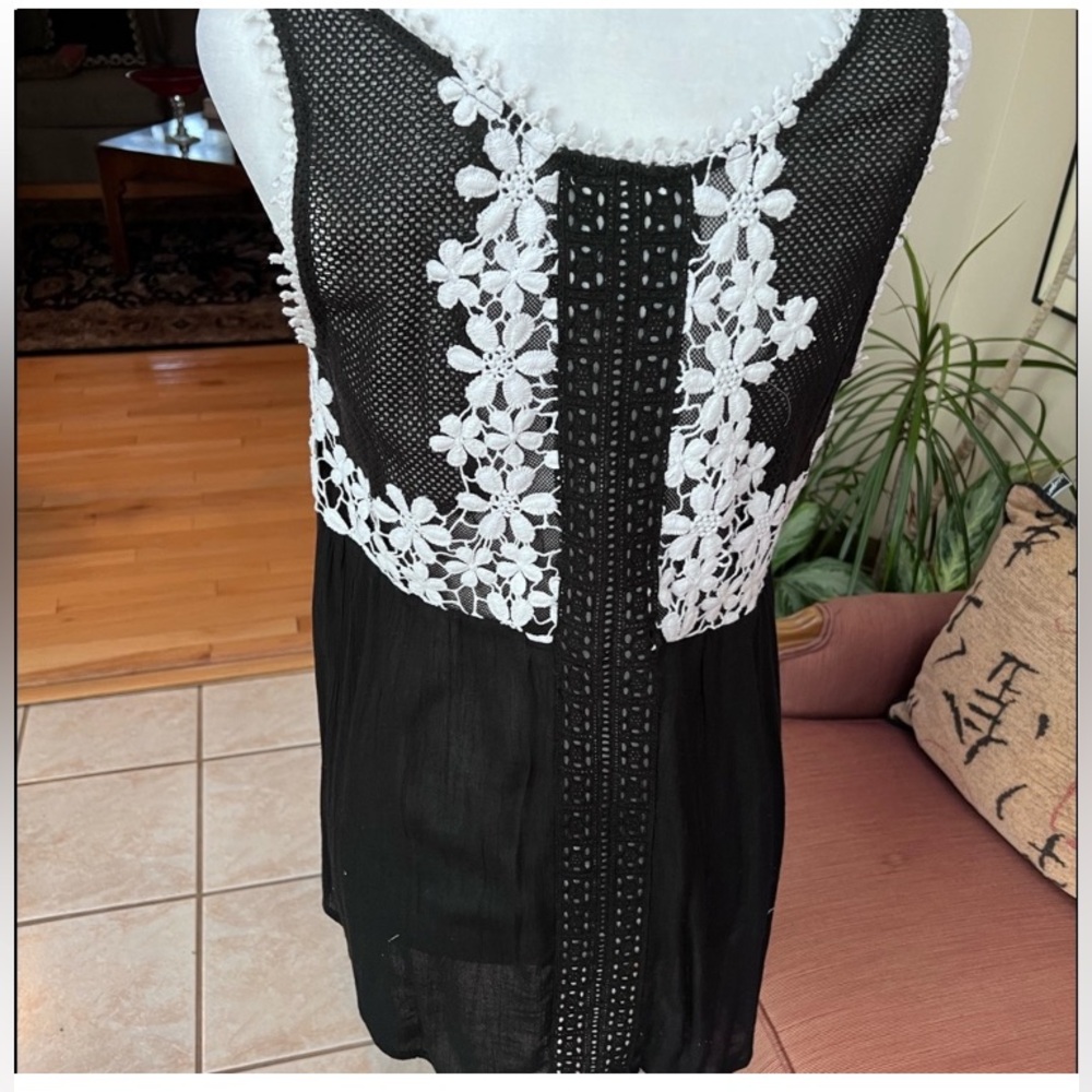 Yoana Baraschi Black and White Lace Blouse, sleeveless, crochet floral trim, Lg